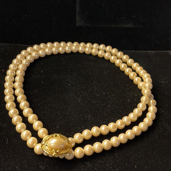 Avon -1987- Capital Style Necklace Pearl and Gold Latch - Picture 5 of 7